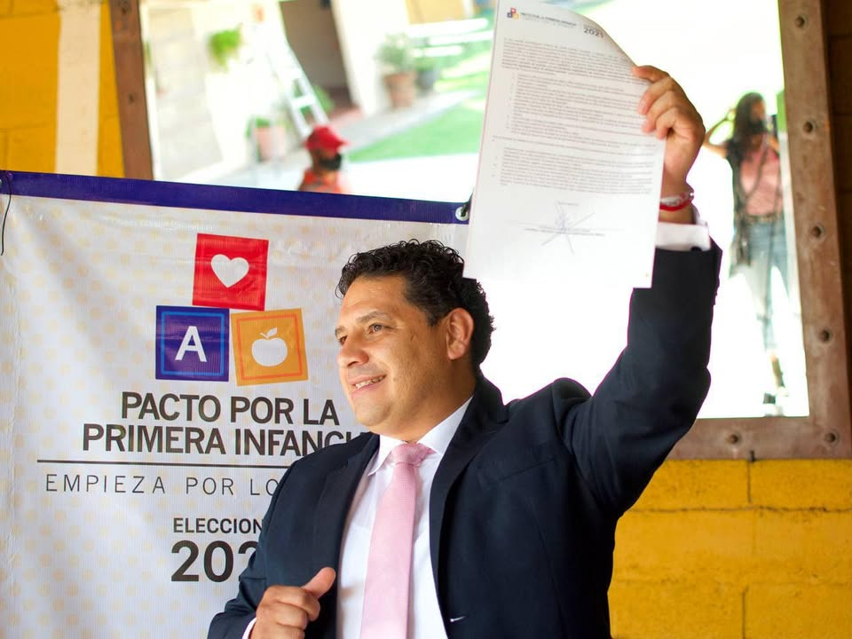 Lic. Tano Ponce de León en evento público presentando documentación oficial
