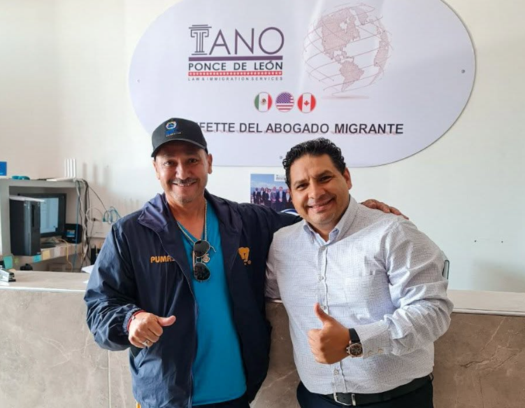 Lic. Tano Ponce de León con cliente en su despacho de Morelia