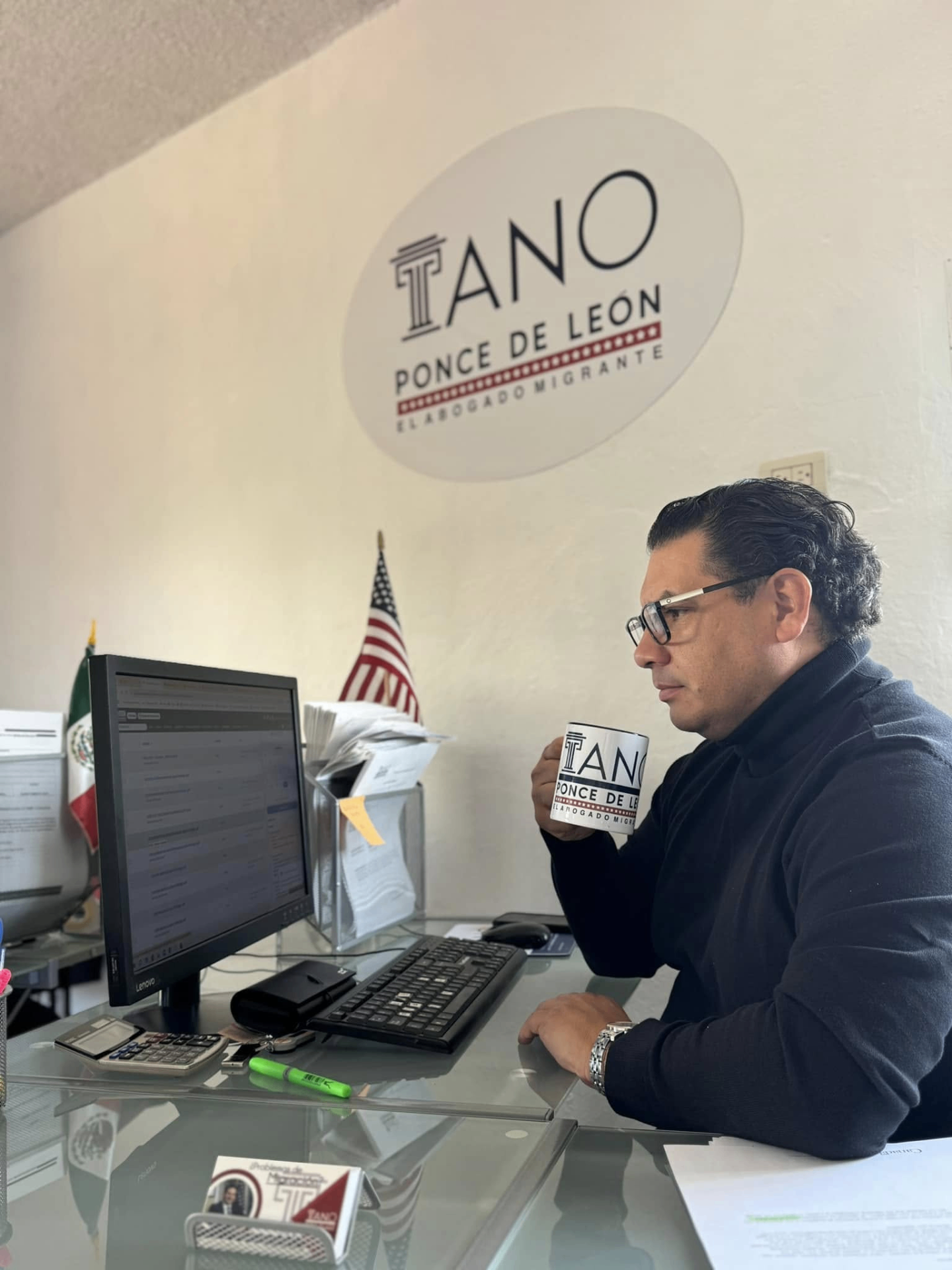 Lic. Tano Ponce de León en su despacho